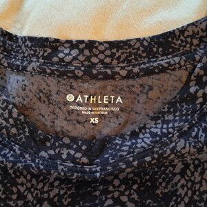 🖤🩶ATHLETA Like New! Organic Cotton Daily Snake Print Tee Black/Grey Size XS